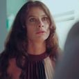 "Um Lugar ao Sol": Bárbara (Alinne Moraes) se atrasa para jantar de família e Rebeca (Andréa Beltrão) explica que sua irmã está nervosa por ter que apresentar seu novo namorado para o pai, Santiago (José de Abreu)