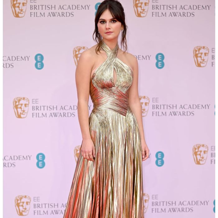 Emilia Jones de Atelier Versace no &#039;EE British Academy Film Awards - BAFTA 2022