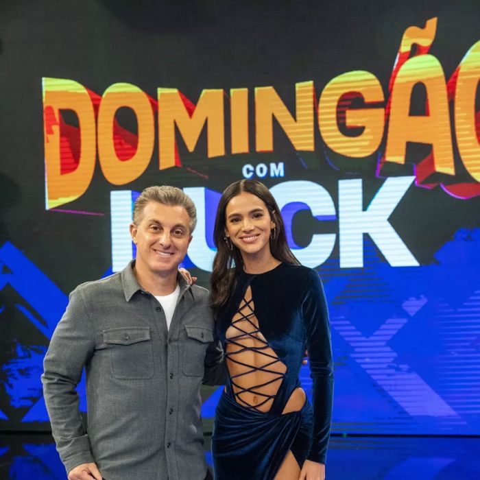 Bruna Marquezine usou look grifado para participar do programa &quot;Domingão com Huck&quot;, apresentado por Luciano Huck na Globo