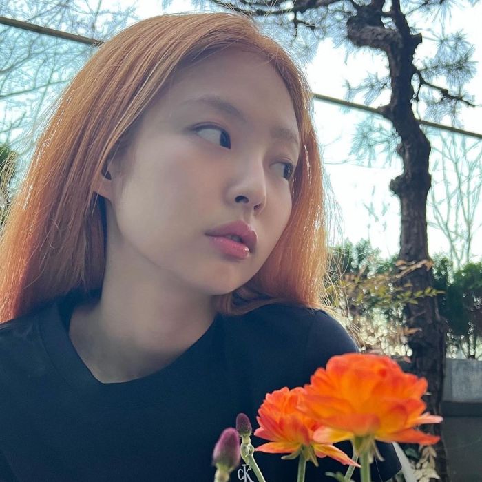 Jennie, do BLACKPINK, já foi vista com novo cabelo ruivo nas ruas da Coreia do Sul