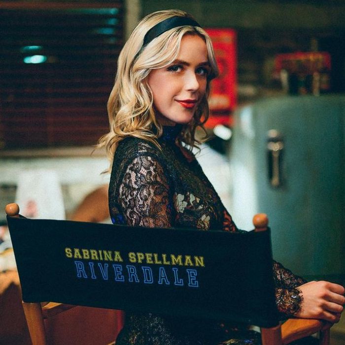  Sabrina Spellman (Kiernan Shipka) apareceu na 6ª temporada de &quot;Riverdale&quot; para ajudar Cheryl Blossom ( Madelaine     Petsch) com bruxaria  