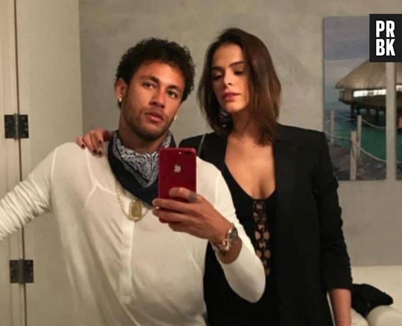 Bruna Marquezine foi envolvida em polêmica com Arthur Aguiar no passado. Em 2014, ela teria ficado com o ator em bastidor de novela enquanto namorava Neymar. A atriz desmente os rumores