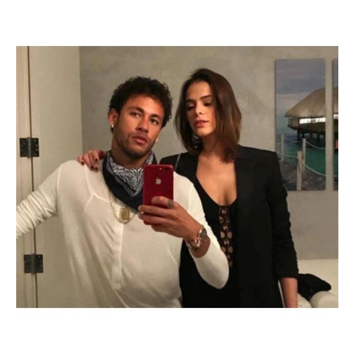 Bruna Marquezine foi envolvida em polêmica com Arthur Aguiar no passado. Em 2014, ela teria ficado com o ator em bastidor de novela enquanto namorava Neymar. A atriz desmente os rumores