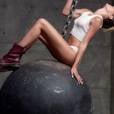 Miley Cirus sensualizando no clipe de "Wreking Ball". Mas cadê a corrente?
