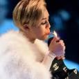  Miley Cyrus não poderia sair sem uma polêmica e acende um cigarro de maconha no palco MTV EMA 2103 