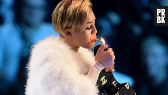 Miley Cyrus não poderia sair sem uma polêmica e acende um cigarro de maconha no palco MTV EMA 2103