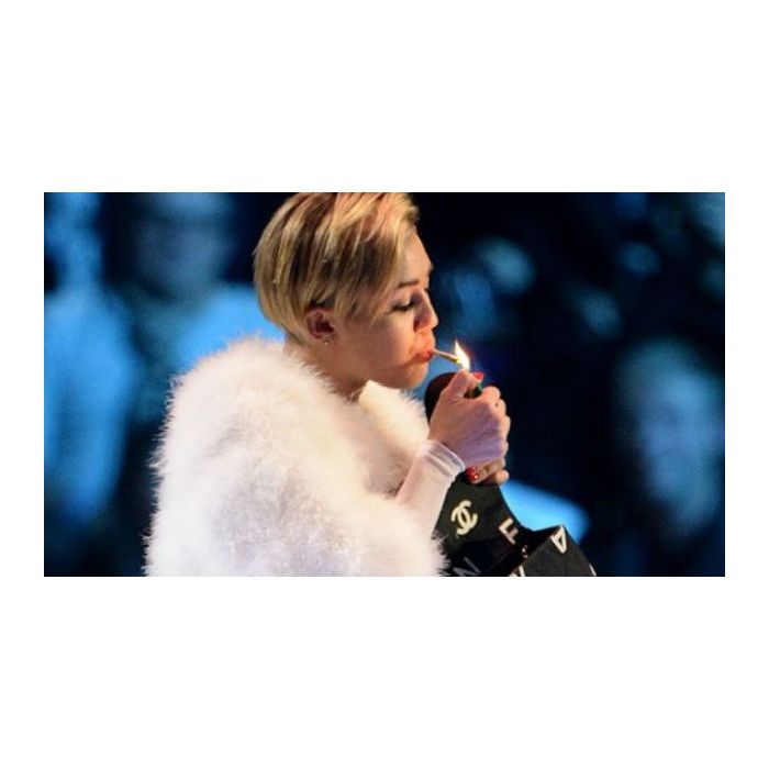  Miley Cyrus não poderia sair sem uma polêmica e acende um cigarro de maconha no palco MTV EMA 2103 
