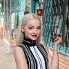 Dove Cameron exibe loiro platinado