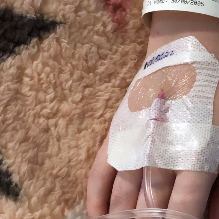 Sophia Valverde exibe foto feita no hospital para tirar nódulo no seio