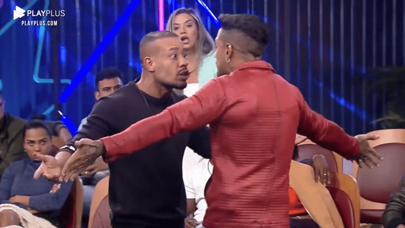 Briga entre Brenda e Karol no "Power Couple" quase gera agressão entre maridos