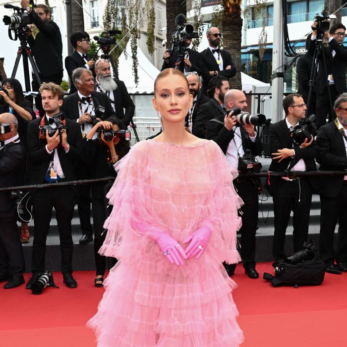 Marina Ruy Barbosa  investiu em uma produção total pink para prestigiar a premiére de &quot;  Decision To Leave  &quot;, novo filme de Park Chan-wook, em Cannes 