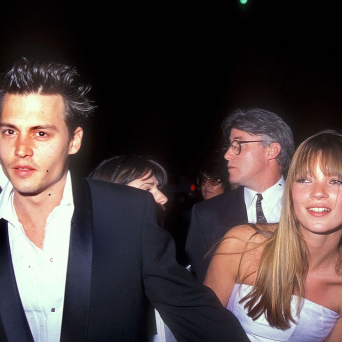 Ex-namorada, Kate Moss nega que Johnny Depp tenha a empurrado da escada enquanto estavam em um relacionamento: &quot; Ele voltou correndo para me ajudar e me levou para o meu quarto e me deu atendimento médico&quot; 