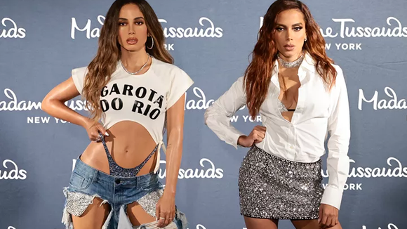 A reação da Anitta ao ver sua estátua de cera foi a melhor: "Sou tão gostosa!"