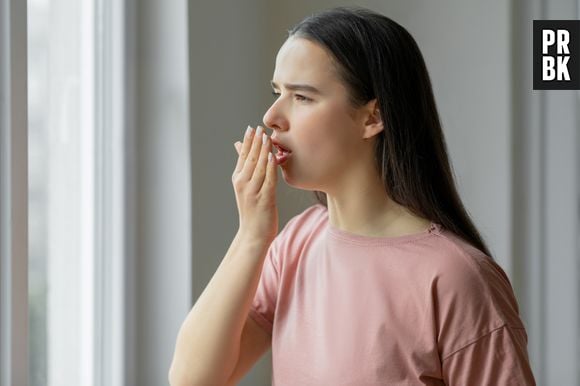 Mau hálito: "Após toda alimentação, escovação com cerdas macias, uma boa pasta de dente, fio dental e um exanguatório bucal, apenas uma vez ao dia já é o suficiente", disse o Dr.