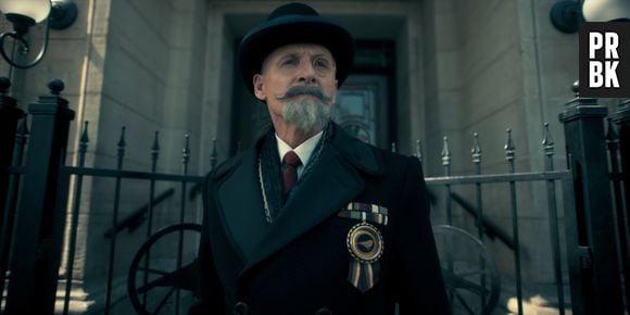 "The Umbrella Academy", 3ª temporada: Sir Reginald Hargreeves (Colm Feore) criou uma outra academia de heróis na linha do tempo alternativa