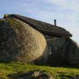  E essa casa de f&eacute;rias dentro de pedra em Portugal! At&eacute; ponto tur&iacute;stico na regi&atilde;o a casa virou! 