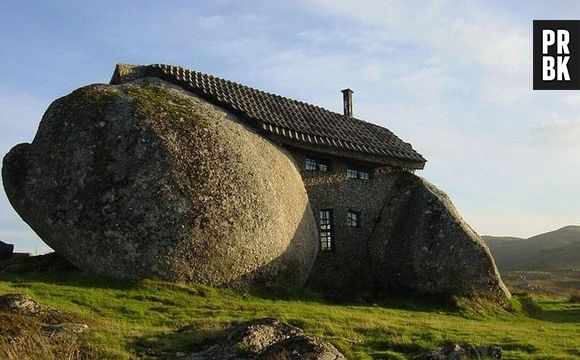 E essa casa de férias dentro de pedra em Portugal! Até ponto turístico na região a casa virou!