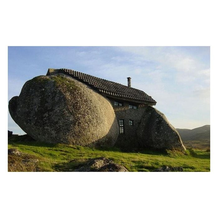  E essa casa de f&amp;eacute;rias dentro de pedra em Portugal! At&amp;eacute; ponto tur&amp;iacute;stico na regi&amp;atilde;o a casa virou! 