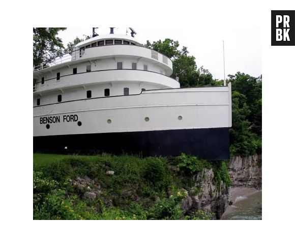 Tem até caasa no navio na beira do rio! Mas calma, ele não sai do lugar