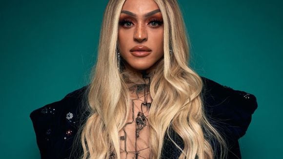 Pabllo Vittar revela preferência no sexo, truque de make e spoiler do novo álbum