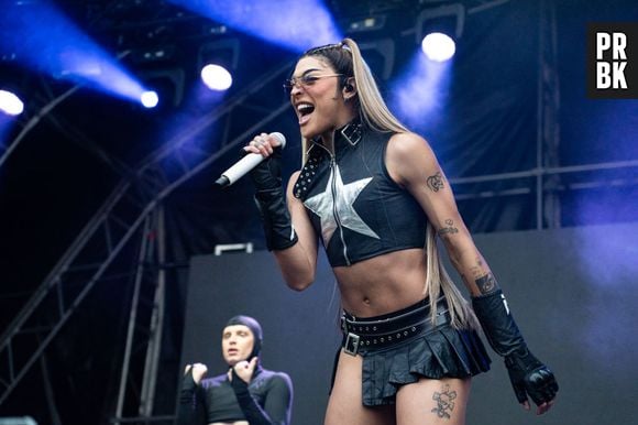 Pabllo Vittar gosta de falar que é loira e possui mais de 100 laces