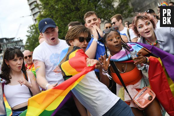 Elenco de "Heartstopper" desfilou na Parada LGBTQIAP+ de Londres no último sábado (2)