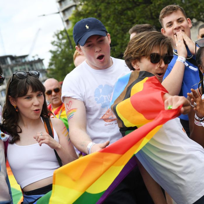 Elenco de &quot;Heartstopper&quot; desfilou na Parada LGBTQIAP+ de Londres no último sábado (2)