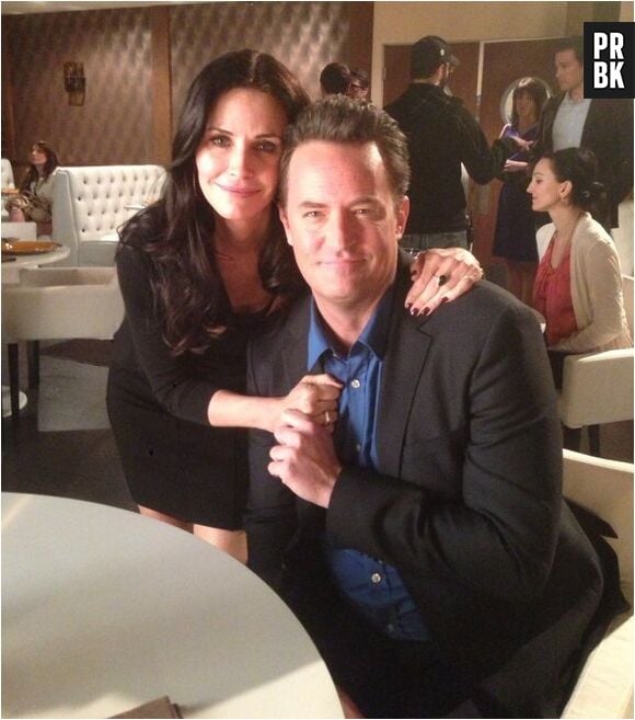 Courteney Cox também já tinha feito uma participação em "Go On", série em que Matthew Perry era o protagonista!