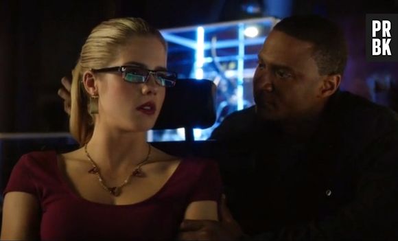 Em "Arrow", Felicity (Emily Bett Rickards) desiste de tudo depois de saber da morte de Oliver (Stephen Amell)