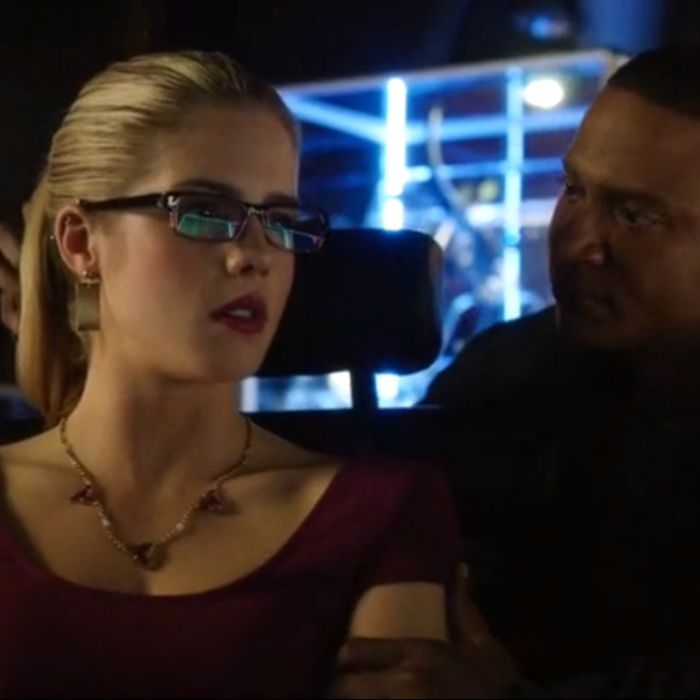  Em &quot;Arrow&quot;, Felicity (Emily Bett Rickards) desiste de tudo depois de saber da morte de Oliver (Stephen Amell) 
