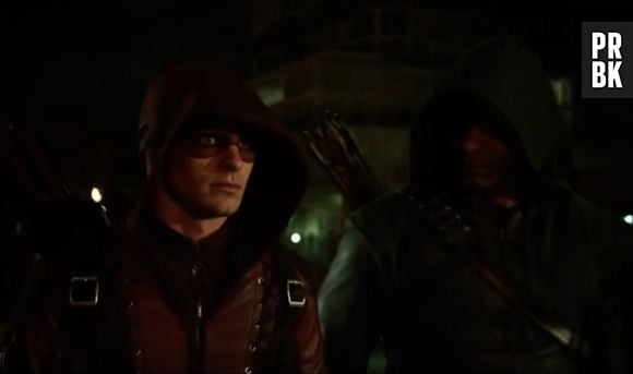 Em "Arrow", Diggle (David Ramsey) usou a roupa do Arqueiro ao lado de Roy (Colton Haynes)