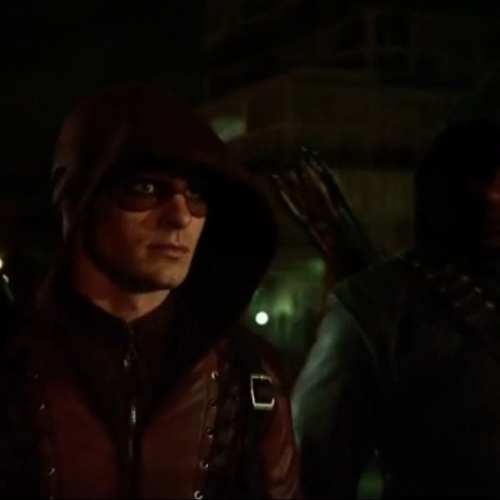  Em &quot;Arrow&quot;, Diggle (David Ramsey) usou a roupa do Arqueiro ao lado de Roy (Colton Haynes) 