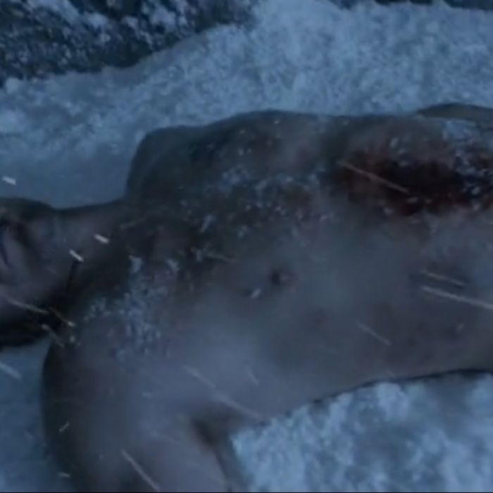  Oliver (Stephen Amell) congelou na neve em &quot;Arrow&quot; 