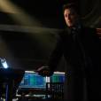  Em "Arrow", Malcolm Merlin (John Barrowman) foi quem apresentou a arma do assassinato de Oliver (Stephen Amell) para o Team Arrow 