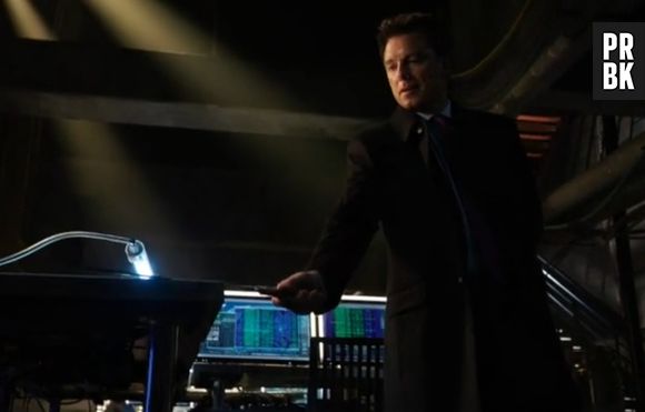 Em "Arrow", Malcolm Merlin (John Barrowman) foi quem apresentou a arma do assassinato de Oliver (Stephen Amell) para o Team Arrow