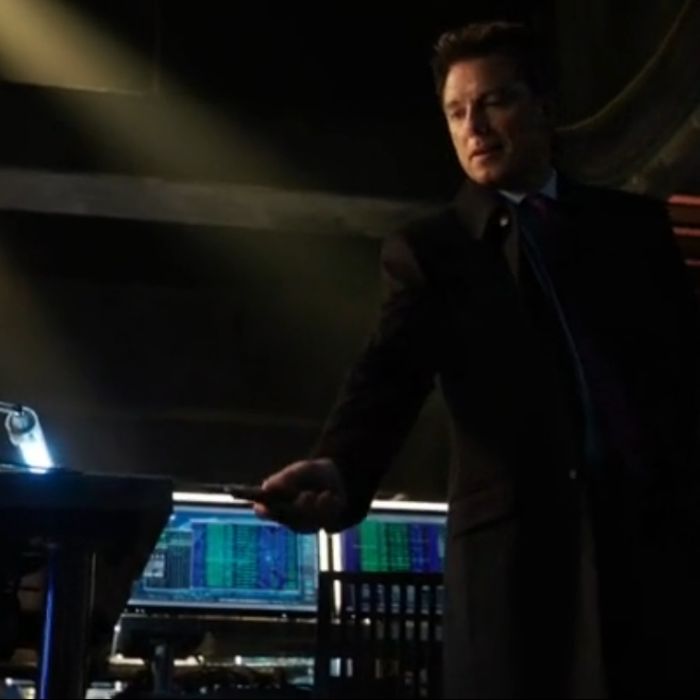  Em &quot;Arrow&quot;, Malcolm Merlin (John Barrowman) foi quem apresentou a arma do assassinato de Oliver (Stephen Amell) para o Team Arrow 