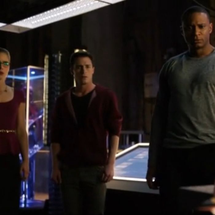  Felicity (Emily Bett Rickards), Roy (Colton Haynes) e Diggle (David Ramsey) ficaram chocados ao ver arma que matou Oliver (Stephen Amell) em &quot;Arrow&quot; 