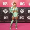 Pabllo Vittar não teme inovar e está sempre com laces criativas e com cores vibrantes, mas se considera loira