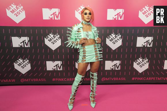 Pabllo Vittar não teme inovar e está sempre com laces criativas e com cores vibrantes, mas se considera loira