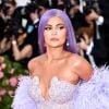 Kylie Jenner combina look de premiação com lace lilás