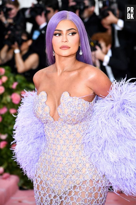 Kylie Jenner combina look de premiação com lace lilás