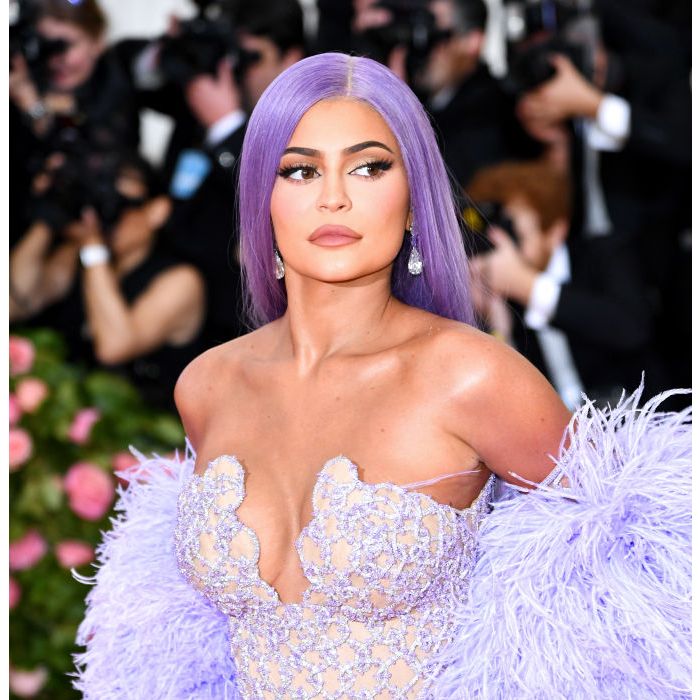 Kylie Jenner combina look de premiação com lace lilás