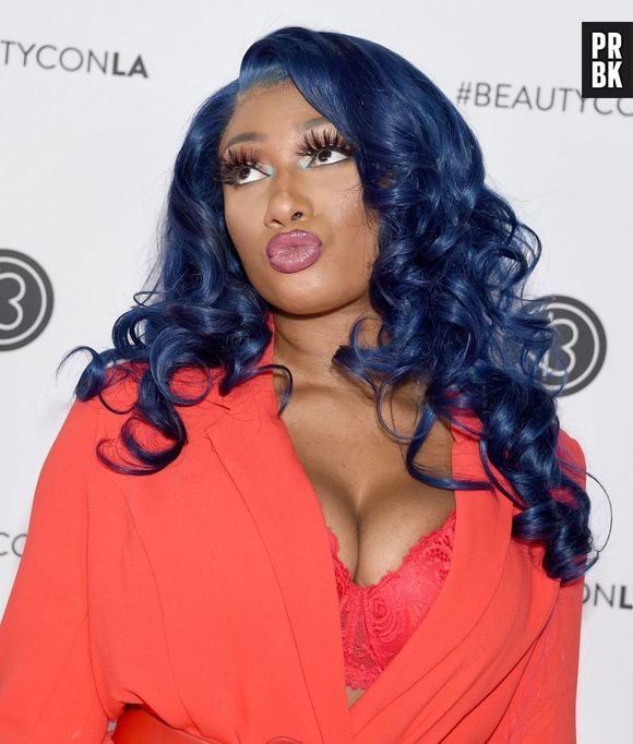 A rapper Megan Thee Stallion está sempre usando laces, mas a sua preferida são as compridas