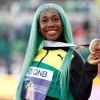 Shelly-Ann exibe sua medalha após vencer prova com lace verde 