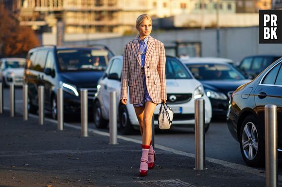 Há fashionistas que usam com um conjunto de alfaiataria ou mesmo por cima de uma vestido com casaco de pelos. A ideia é impactar