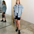 Crew socks: Gigi Hadid combina a tendência com bermuda de ciclista e maxi jaqueta jeans
