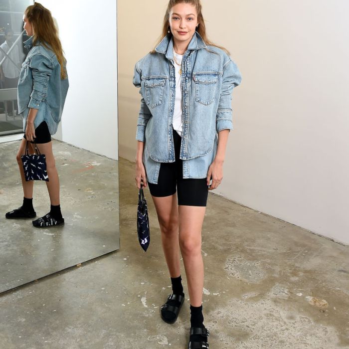 Crew socks: Gigi Hadid combina a tendência com bermuda de ciclista e maxi jaqueta jeans