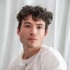 Vídeo de Ezra Miller enforcando uma fã viralizou nas redes sociais em 2020