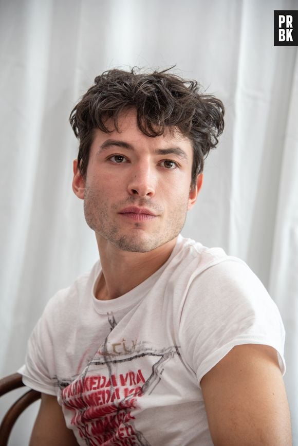 Vídeo de Ezra Miller enforcando uma fã viralizou nas redes sociais em 2020