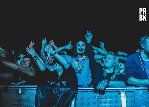 Celular com a bateria acabando é um dos maiores perrengues em festivais